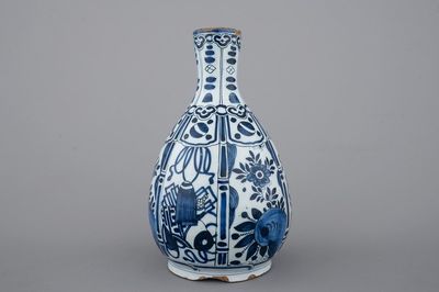 Une belle bouteille en faïence de Delft au décor chinoiserie de style Wan-Li, 17ème siècle