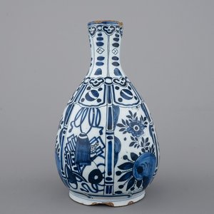 Une belle bouteille en faïence de Delft au décor chinoiserie de style Wan-Li, 17ème siècle — photo 1