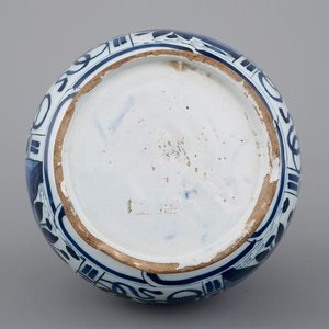 Une belle bouteille en faïence de Delft au décor chinoiserie de style Wan-Li, 17ème siècle — photo 6