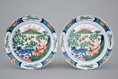 Une belle paire d'assiettes en Delft polychrome au décor chinoiserie, 18ème