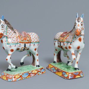Une belle paire de modèles de chevaux en faïence de Delft petit feu et doré, 1ère moitié du 18ème — photo 1