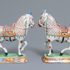 Une belle paire de modèles de chevaux en faïence de Delft petit feu et doré, 1ère moitié du 18ème — photo 4