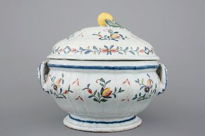 Une belle terrine en faïence de Quimper, manufacture de Caussy, 1750-1770