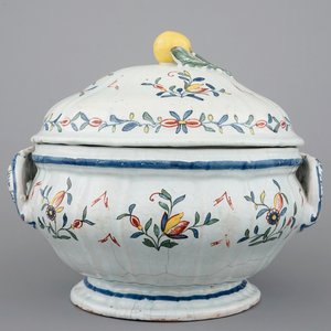 Une belle terrine en faïence de Quimper, manufacture de Caussy, 1750-1770 — photo 1
