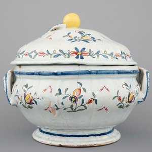 Une belle terrine en faïence de Quimper, manufacture de Caussy, 1750-1770 — photo 2