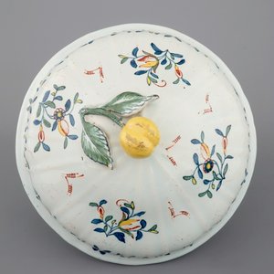 Une belle terrine en faïence de Quimper, manufacture de Caussy, 1750-1770 — photo 5