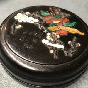 Une boîte à cire en bois incrusté et avec inscription, Chine, 18/19ème — photo 13