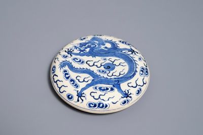 Une boîte à cire en porcelaine de Chine bleu et blanc, marque de Kangxi, 19ème