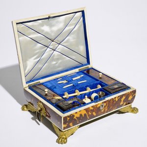 Une boîte à couture Napoleon III en écaille de tortue incrusté d'argent et monté en bronze doré, France, 19ème — photo 8