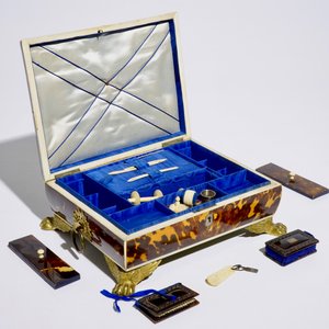 Une boîte à couture Napoleon III en écaille de tortue incrusté d'argent et monté en bronze doré, France, 19ème — photo 9
