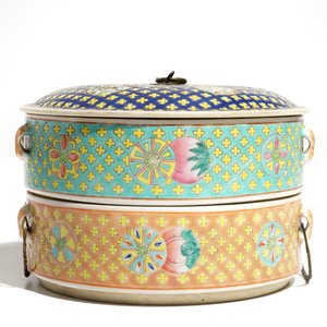 Une boîte à deux compartiments en porcelaine de Chine famille rose pour le marché Straits ou Peranakan, 19ème — photo 4