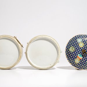 Une boîte à deux compartiments en porcelaine de Chine famille rose pour le marché Straits ou Peranakan, 19ème — photo 7