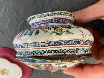 Une boîte à épices couverte et une coupe de forme quadrilobe en émaux de Canton, Chine, Yongzheng/Qianlong — photo 3