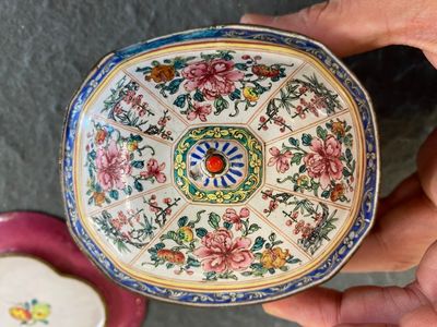 Une boîte à épices couverte et une coupe de forme quadrilobe en émaux de Canton, Chine, Yongzheng/Qianlong — photo 4
