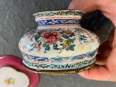 Une boîte à épices couverte et une coupe de forme quadrilobe en émaux de Canton, Chine, Yongzheng/Qianlong — photo 5