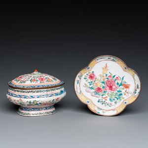 Une boîte à épices couverte et une coupe de forme quadrilobe en émaux de Canton, Chine, Yongzheng/Qianlong — photo 1