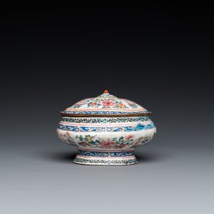 Une boîte à épices couverte et une coupe de forme quadrilobe en émaux de Canton, Chine, Yongzheng/Qianlong — photo 4