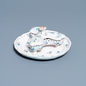 Une boîte à épices couverte sur présentoir en faïence de Bruxelles à décor 'à la haie fleurie', 18ème — photo 1
