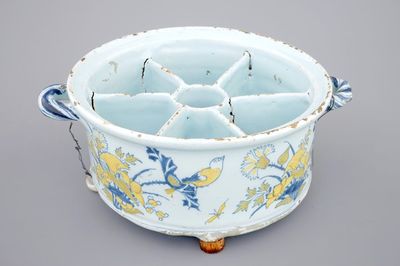 Une boîte à épices en faïence polychrome de Delft, 17ème