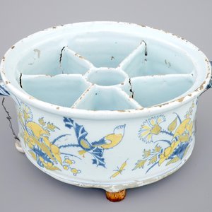 Une boîte à épices en faïence polychrome de Delft, 17ème — photo 1