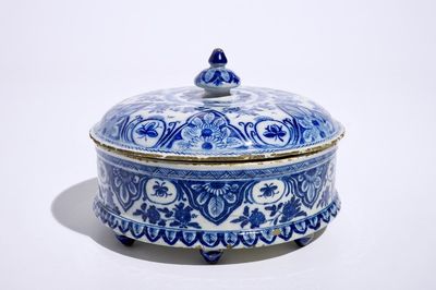Une boîte à épices et son couvercle en faïence de Delft bleu et blanc, 18ème