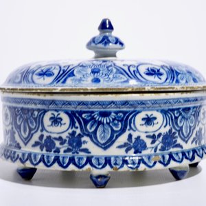 Une boîte à épices et son couvercle en faïence de Delft bleu et blanc, 18ème — photo 2