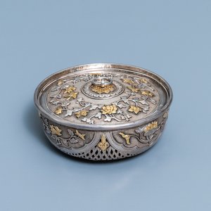 Une boîte à grillon en argent partiellement doré, Chine, Qianlong — photo 1