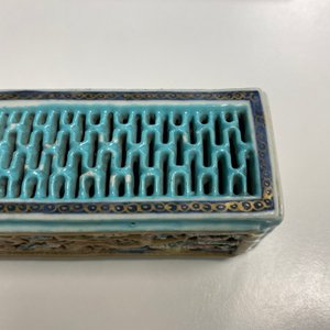 Une boîte à grillons en porcelaine de Chine famille rose à sujet érotique, 1ère moitié du 19ème — photo 18