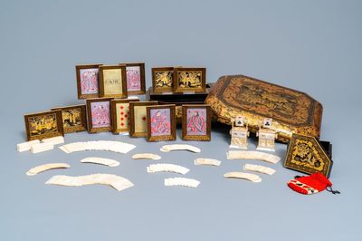 Une boîte à jeux et ses accessoires en laque de Chine partiellement dorée et nacre, Canton, 19ème