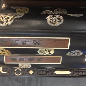 Une boîte à plusieurs compartiments en bois incrusté de nacre et os, Chine, 19ème — photo 26
