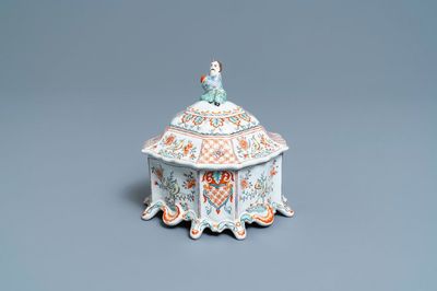 Une boîte à tabac couverte en faïence de Delft polychrome petit feu, 18ème