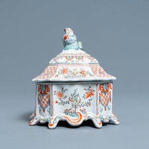 Une boîte à tabac couverte en faïence de Delft polychrome petit feu, 18ème — photo 2