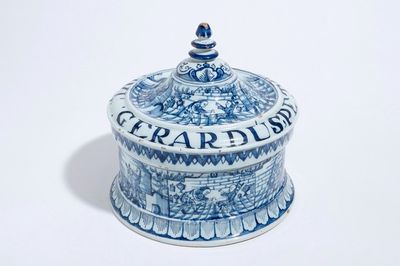 Une boîte à tabac en faïence de Delft bleu et blanc avec son couvercle intérieur, daté 1763