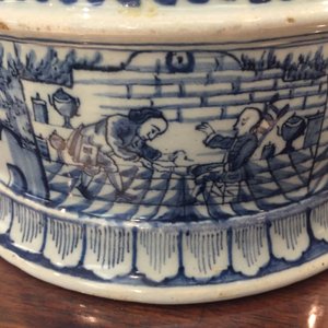 Une boîte à tabac en faïence de Delft bleu et blanc avec son couvercle intérieur, daté 1763 — photo 15
