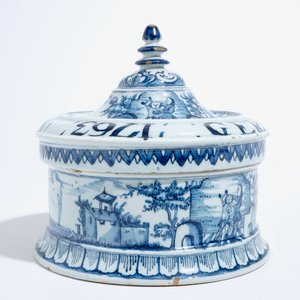 Une boîte à tabac en faïence de Delft bleu et blanc avec son couvercle intérieur, daté 1763 — photo 5