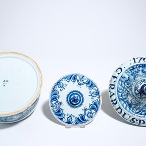 Une boîte à tabac en faïence de Delft bleu et blanc avec son couvercle intérieur, daté 1763 — photo 8