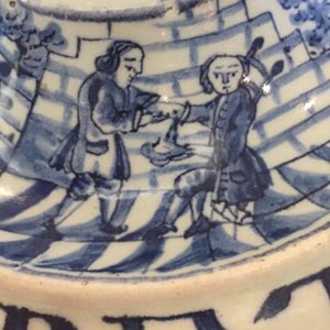 Une boîte à tabac en faïence de Delft bleu et blanc avec son couvercle intérieur, daté 1763 — photo 9
