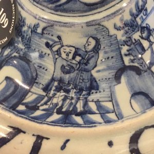 Une boîte à tabac en faïence de Delft bleu et blanc avec son couvercle intérieur, daté 1763 — photo 10