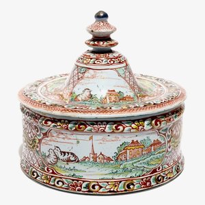 Une boîte à tabac en faïence de Delft polychrome petit feu, 18ème — photo 1