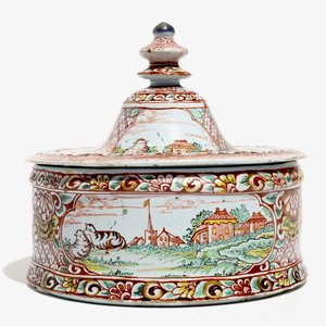 Une boîte à tabac en faïence de Delft polychrome petit feu, 18ème — photo 2