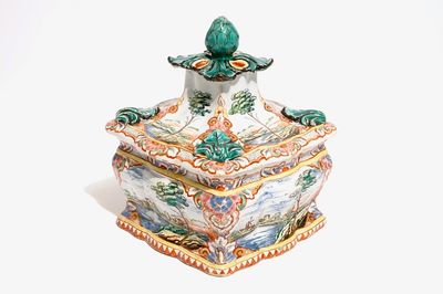 Une boîte à tabac en faïence de Delft polychrome petit feu, 18ème
