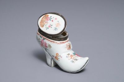 Une boîte à tabac en porcelaine de Chine famille rose à monture en argent, Qianlong