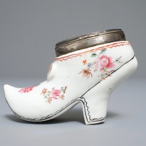 Une boîte à tabac en porcelaine de Chine famille rose à monture en argent, Qianlong — photo 2