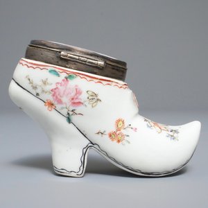 Une boîte à tabac en porcelaine de Chine famille rose à monture en argent, Qianlong — photo 4