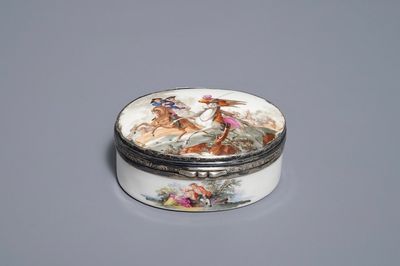 Une boîte à tabac en porcelaine et argent doré, France ou Allemagne, 18ème