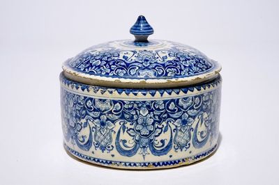 Une boîte à tabac et son couvercle en faïence de Delft bleu et blanc, 18ème
