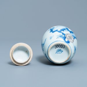 Une boîte à thé couverte en porcelaine de Chine en bleu et blanc, Kangxi — photo 6
