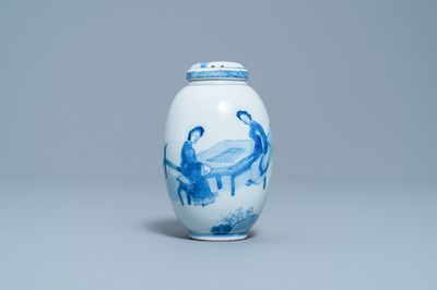 Une boîte à thé couverte en porcelaine de Chine en bleu et blanc, Kangxi