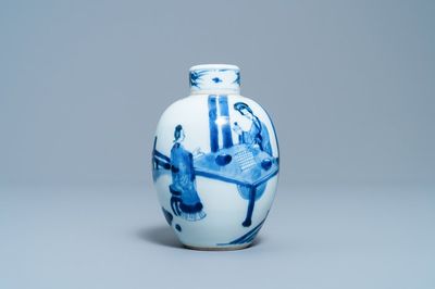 Une boîte à thé couverte en porcelaine de Chine en bleu et blanc, Kangxi