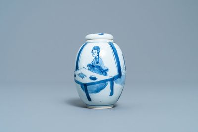 Une boîte à thé couverte en porcelaine de Chine en bleu et blanc, Kangxi